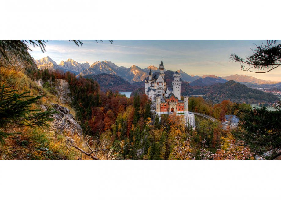Schloss Neuschwanstein mit Alpsee und Tannheimer Gebirge, Schwangau bei Füssen, Schwaben, Bayern, Deutschland.