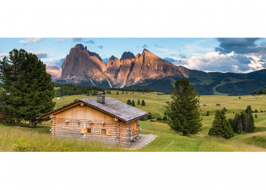 Hütte gegen Langkofelgruppe mit Langkofel (Sassolungo 3181m) und Plattkofel (Sassopiatto 2969m), Seiser Alm, Grödnertal, Provinz Bozen, Trentino-Südtirol, Italien